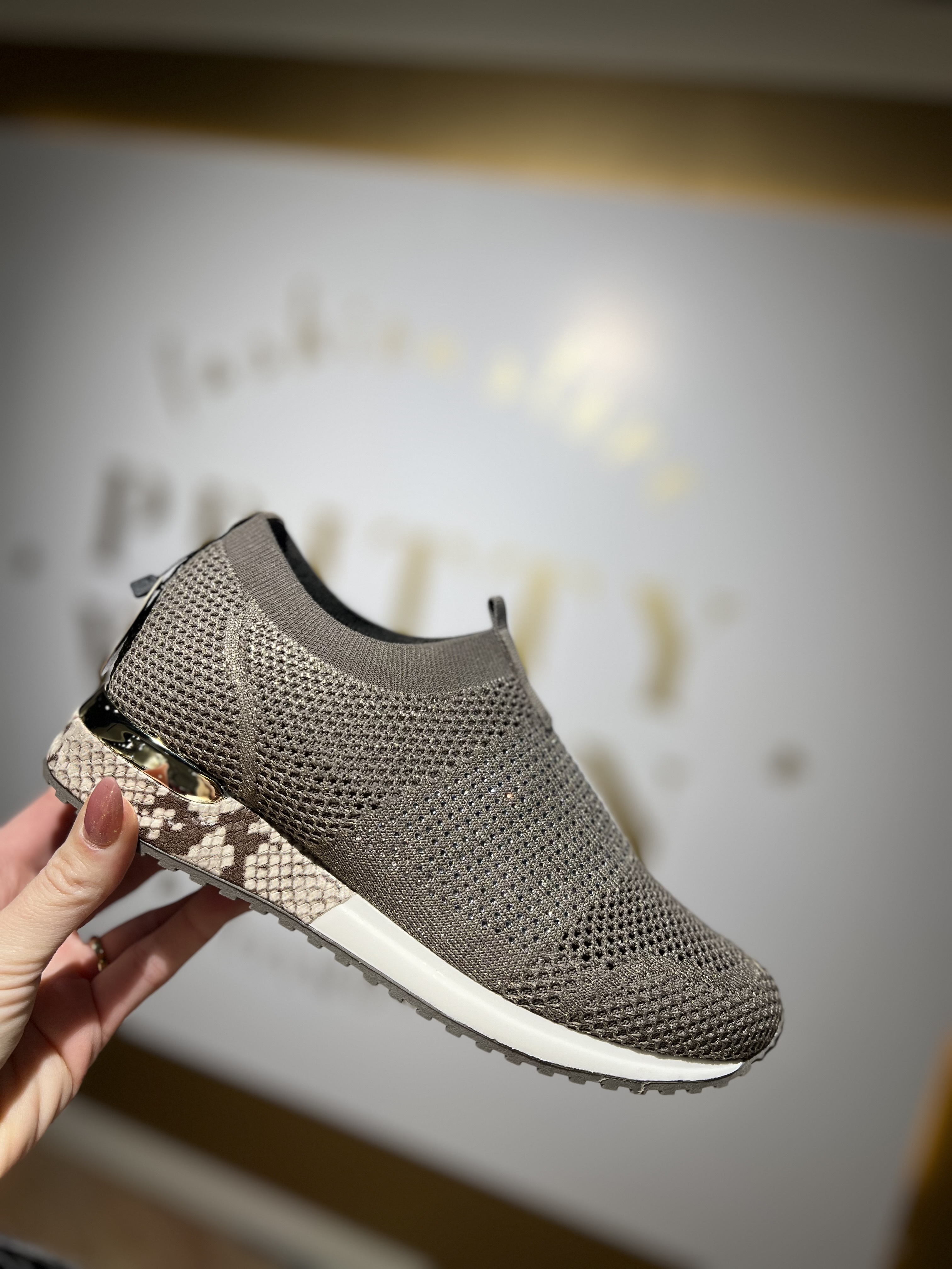 La Strada Taupe Gold Knitted Stones