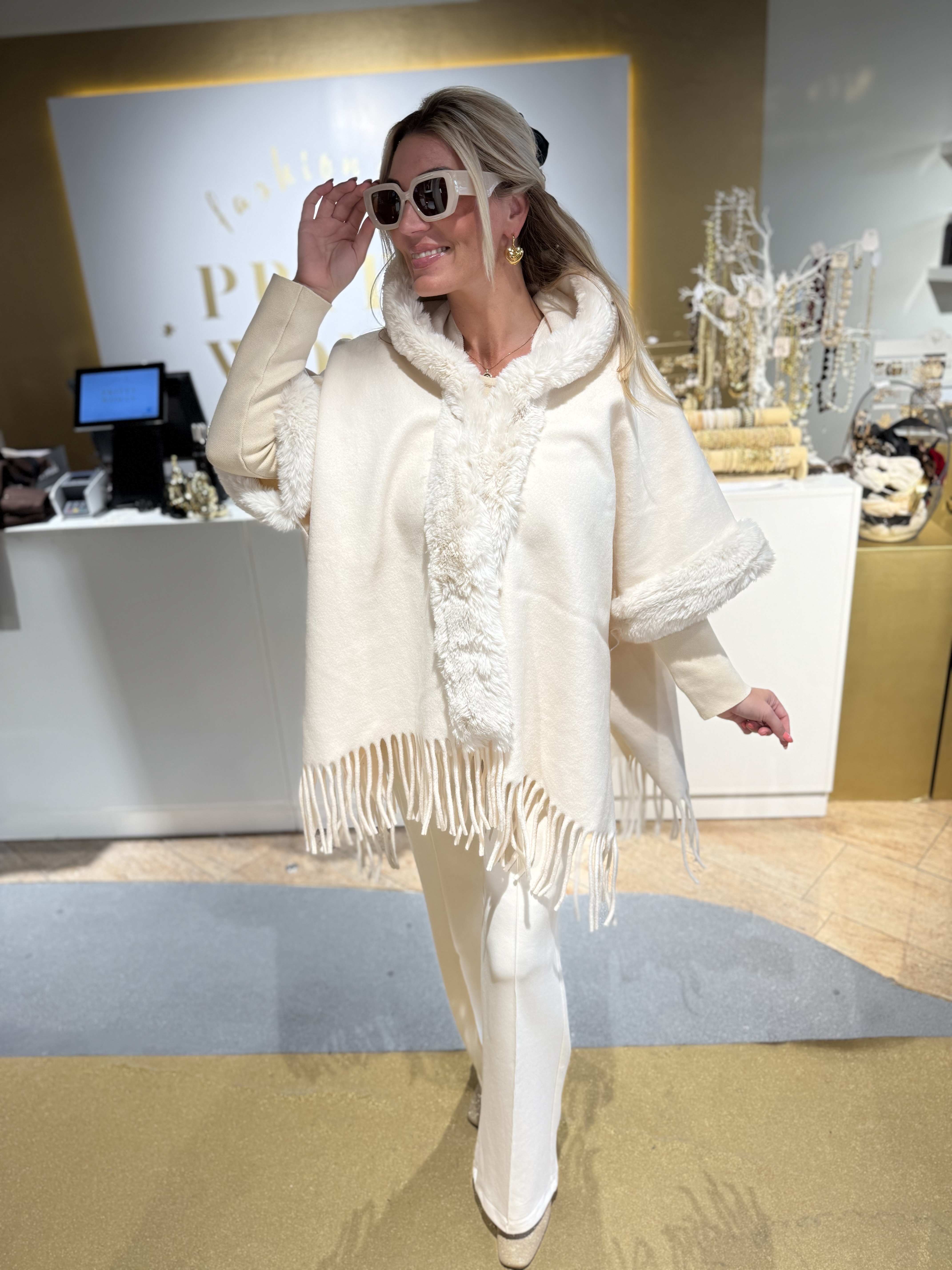 K Design Poncho Met Bont Look Boorden B910 Cream